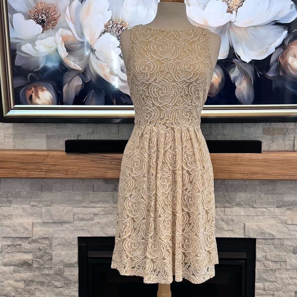 🌟3 for $25🌟 Off-white rose pattern lace dress